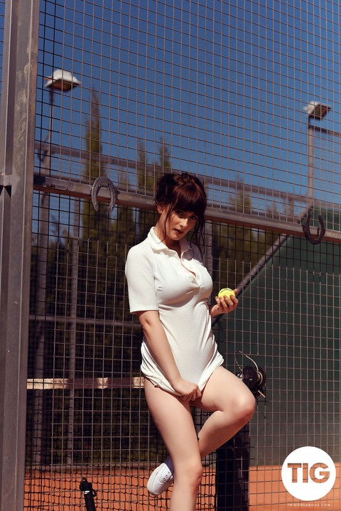 Sporty babe Jess Lou showing sexy body in a tennis court striptease | Фото 7