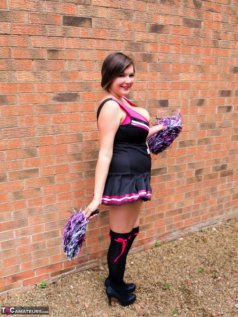 Chubby cheerleader Roxy uncovers her large tits against a brick wall | Фото 3