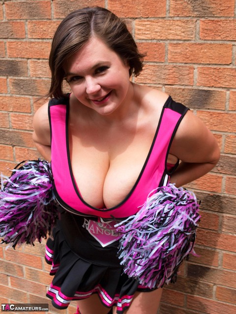 Chubby cheerleader Roxy uncovers her large tits against a brick wall | Фото 8