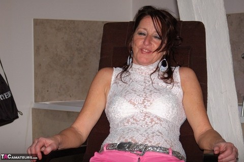 Mature amateur changes her shorts while wearing stockings and heels | Фото 12