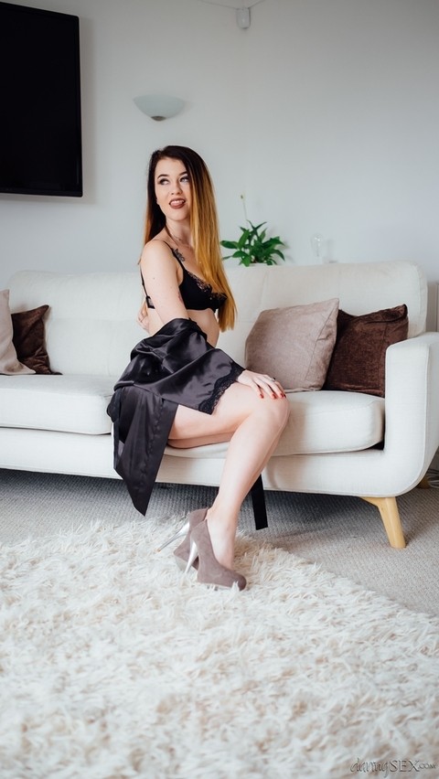 Pale redhead model Misha Cross crosses her legs to display her tight pussy | Фото 4