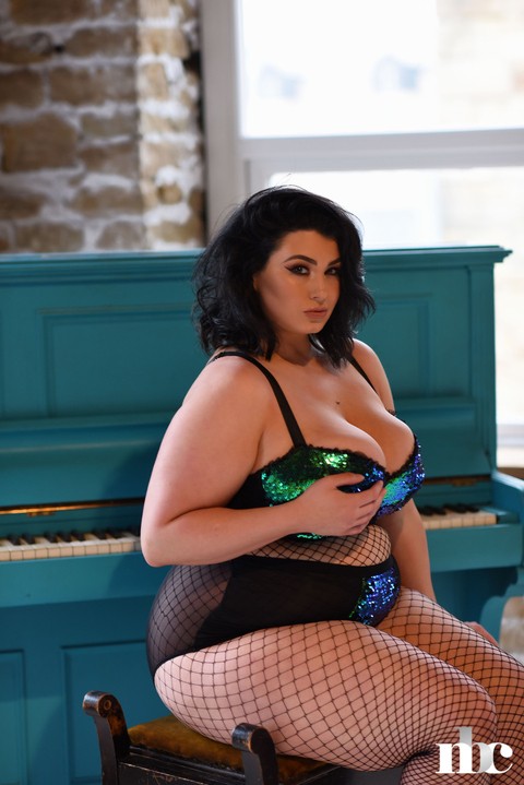 BBW babe Kiki poses in fishnets & strips to cradle her colossal breasts | Фото 4