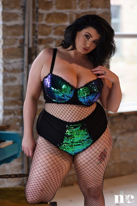 BBW babe Kiki poses in fishnets & strips to cradle her colossal breasts | Фото 6