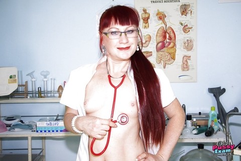 Filthy redhead mature nurse in glasses toying her hairy muff | Фото 3