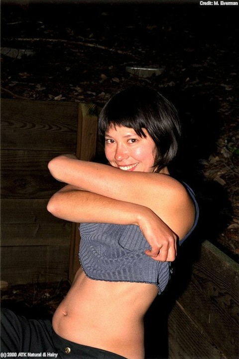 Smiling Asian babe Amanda gets outdoors and reveals hairy parts of body | Фото 1