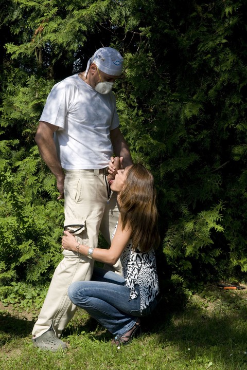 Amateur chick Fiona F sucks off a man wearing a dust mask at edge of woods