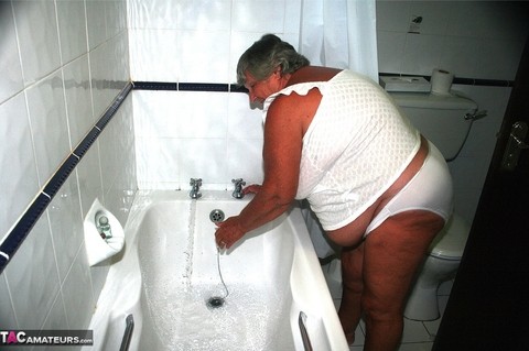 Obese old woman Grandma Libby gets completely naked while having a bath | Фото 1