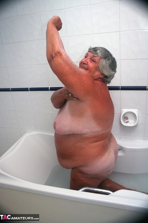 Obese old woman Grandma Libby gets completely naked while having a bath | Фото 14