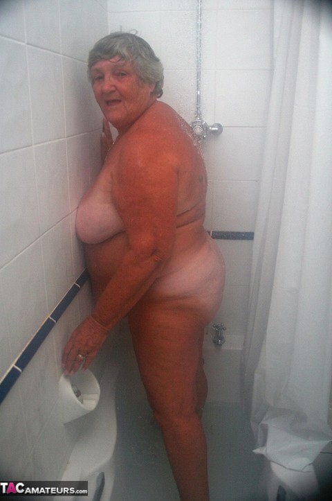 Obese old woman Grandma Libby gets completely naked while having a bath | Фото 19