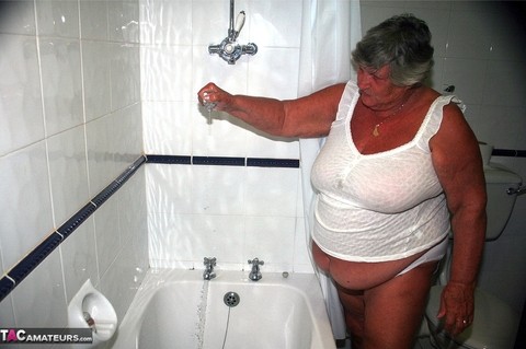 Obese old woman Grandma Libby gets completely naked while having a bath | Фото 2