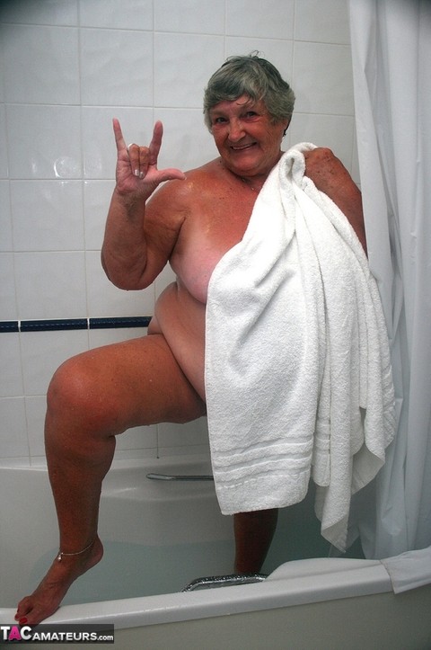 Obese old woman Grandma Libby gets completely naked while having a bath | Фото 20