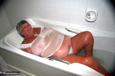 Obese old woman Grandma Libby gets completely naked while having a bath | Фото 4