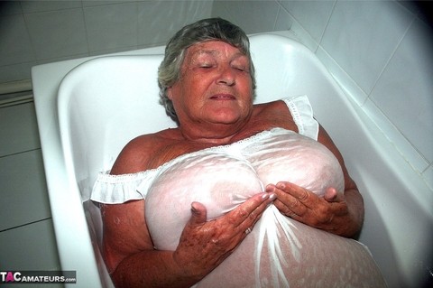 Obese old woman Grandma Libby gets completely naked while having a bath | Фото 6