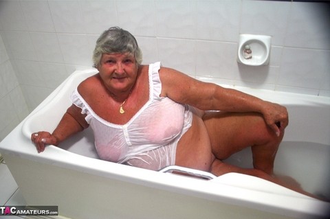 Obese old woman Grandma Libby gets completely naked while having a bath | Фото 7