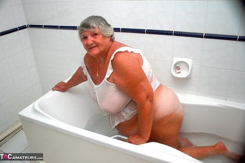 Obese old woman Grandma Libby gets completely naked while having a bath | Фото 8