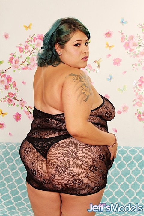 Obese Latina woman Veruca Darling sports dyed hair while removing her lingerie | Фото 3