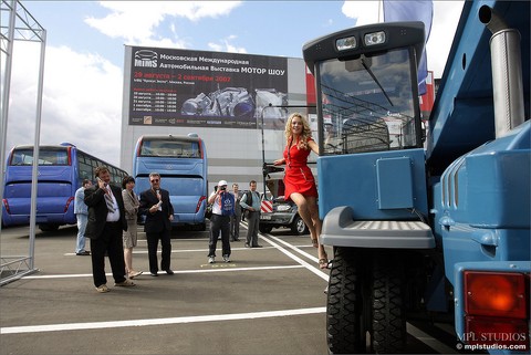 Clothed blonde chick with a motor vehicle fetish shows off her great legs | Фото 12