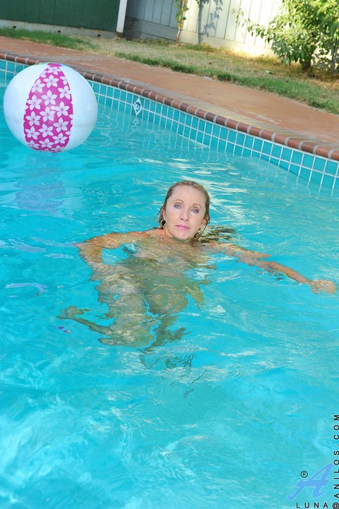 Mature lady removes her bikini for a skinny-dip in the pool | Фото 7