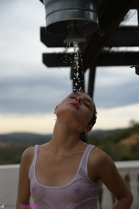 Solo model Caterina Foxy smokes after getting soaked under an outdoor shower | Фото 6