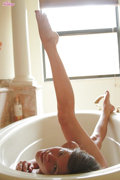 Pretty babe with long slender legs Noma Hill posing naked in the bath | Фото 7