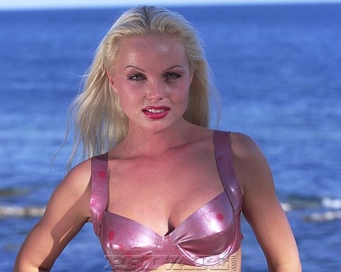 Legendary pornstar Silvia Saint showing her assets on the beach | Фото 7