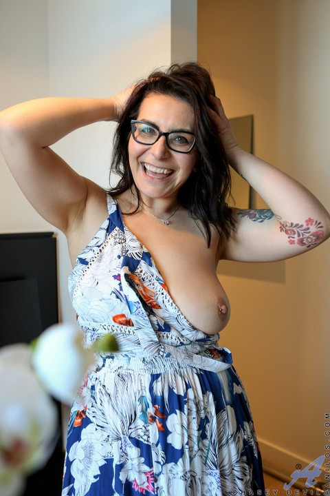 Naughty housewife Chasey Devil takes off her clothes to pose naked in glasses | Фото 3