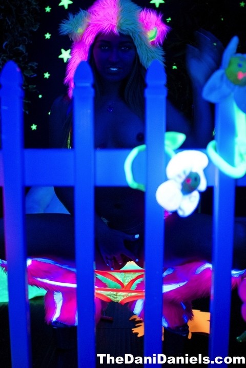 Sexy cosplay chick Dani Daniels flaunting her glowing hot stuff in black light | Фото 2