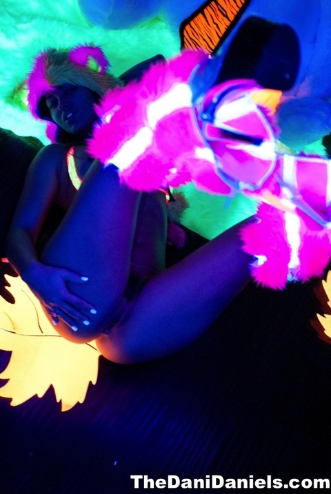 Sexy cosplay chick Dani Daniels flaunting her glowing hot stuff in black light | Фото 3