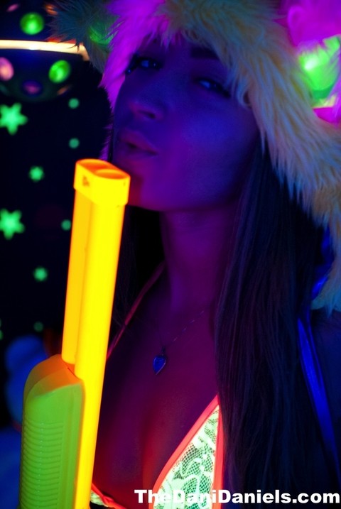 Sexy cosplay chick Dani Daniels flaunting her glowing hot stuff in black light | Фото 8