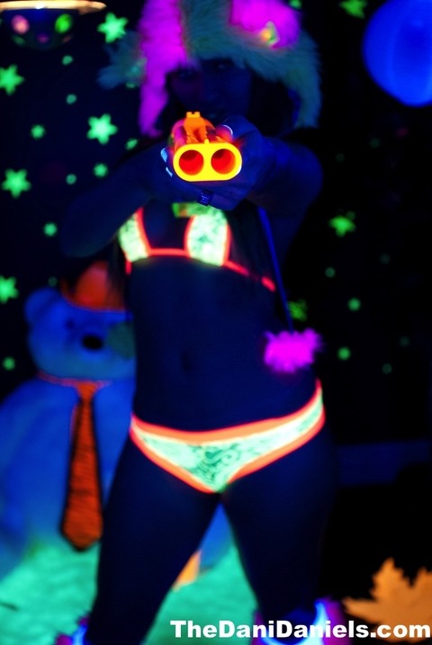 Sexy cosplay chick Dani Daniels flaunting her glowing hot stuff in black light | Фото 9