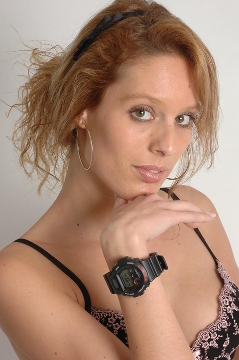 Redheaded amateur Fleur sports handcuffs while wearing a watch and pretties | Фото 1