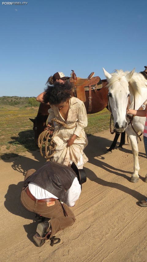 Lucky cowboy picks up a black lady Skin Diamond and fucks her brains out | Фото 11