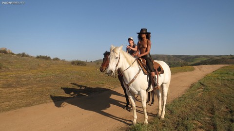 Lucky cowboy picks up a black lady Skin Diamond and fucks her brains out | Фото 12