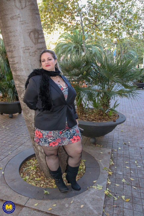 Hot mature BBW Sophia Lola showing her clothed big breasts outdoors | Фото 2