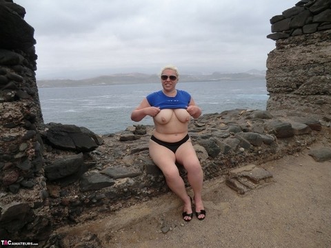 Mature amateur Barby gets totally naked in shades at a coastal location | Фото 4