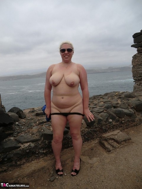 Mature amateur Barby gets totally naked in shades at a coastal location | Фото 6