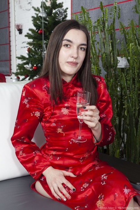 Amateur model Milena Juice plays with her natural pussy at Christmas | Фото 1