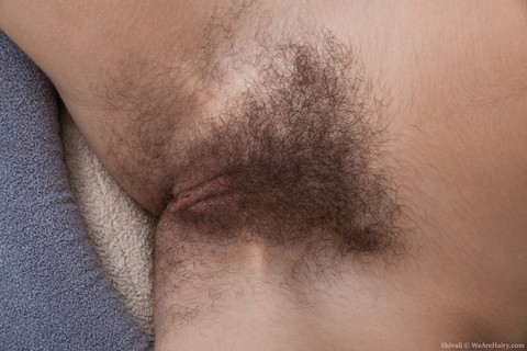 Amateur solo girl Shivali parts her hairy cunt wide open for the first time | Фото 4