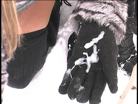 Braless and pantyless MILF Lori Anderson gives a handjob & blowjob in the snow | Фото 19