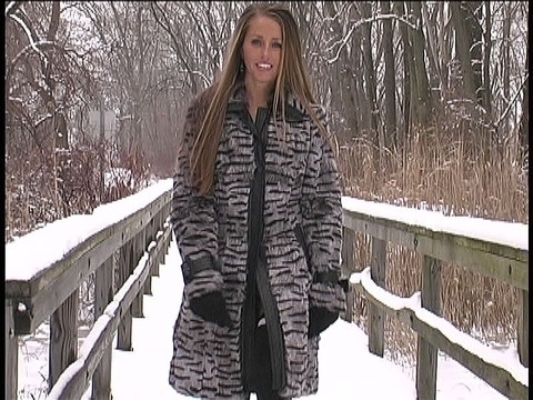 Braless and pantyless MILF Lori Anderson gives a handjob & blowjob in the snow | Фото 2