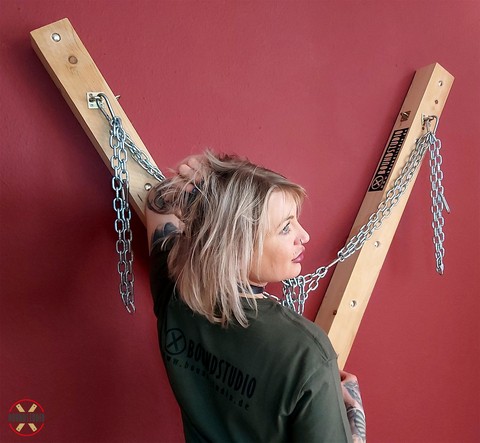 Tatted blonde Roxxxi Manson removes a ball gag in front of a St Andrew's Cross | Фото 8