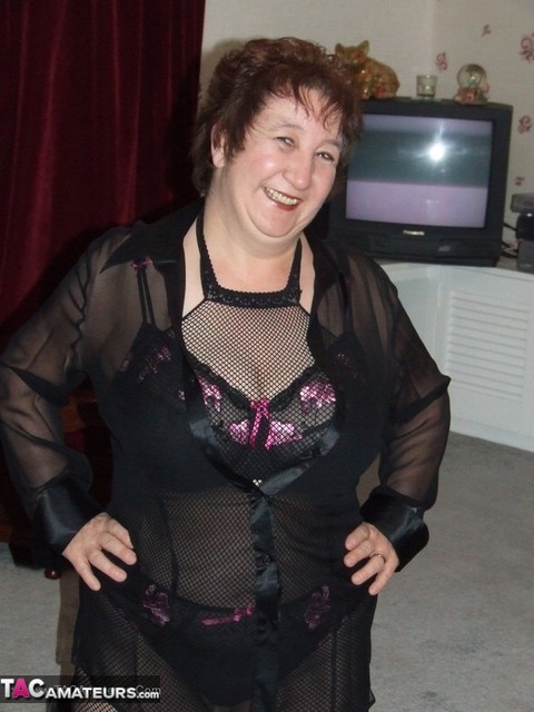 Mature BBW models by herself in crotchless pantyhose and leather boots | Фото 10