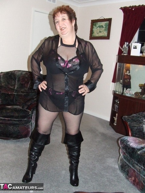 Mature BBW models by herself in crotchless pantyhose and leather boots | Фото 5