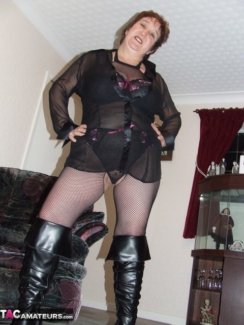 Mature BBW models by herself in crotchless pantyhose and leather boots | Фото 6