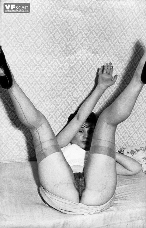 Retro porn beauties modeling their hairy snatches wearing stockings & garters | Фото 6