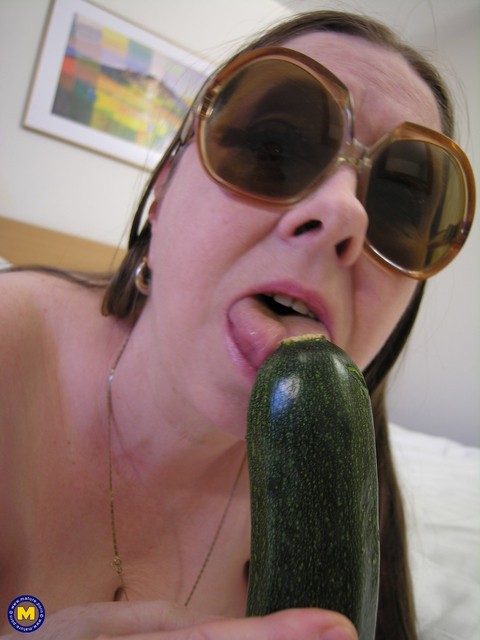 Brunette BBW Ginnie exposes her hairy vagina and plays with a cucumber | Фото 15