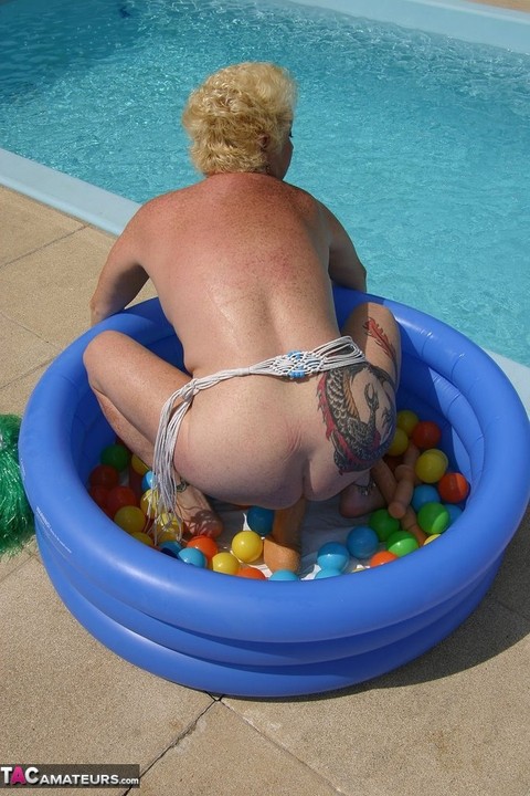 Mature blonde Mary Bitch dildos her snatch in a wading pool by a swimming pool | Фото 20