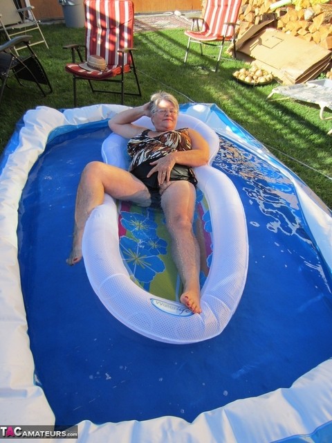 Fatty mature granny Girdle Goddess peels to enjoy wading pool skinny dip | Фото 11