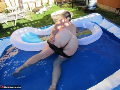 Fatty mature granny Girdle Goddess peels to enjoy wading pool skinny dip | Фото 15