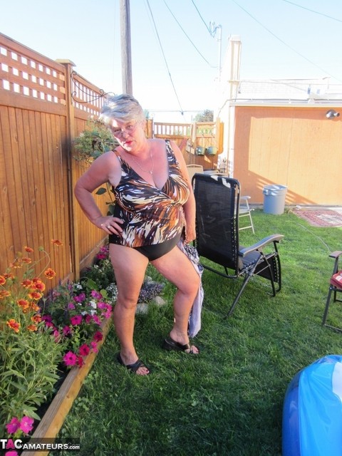 Fatty mature granny Girdle Goddess peels to enjoy wading pool skinny dip | Фото 6